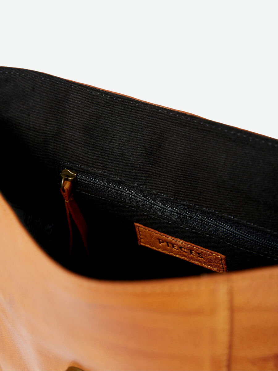 Carousel image - L&Auml;DERSYDD CROSSOVER-V&Auml;SKA, Cognac | 4