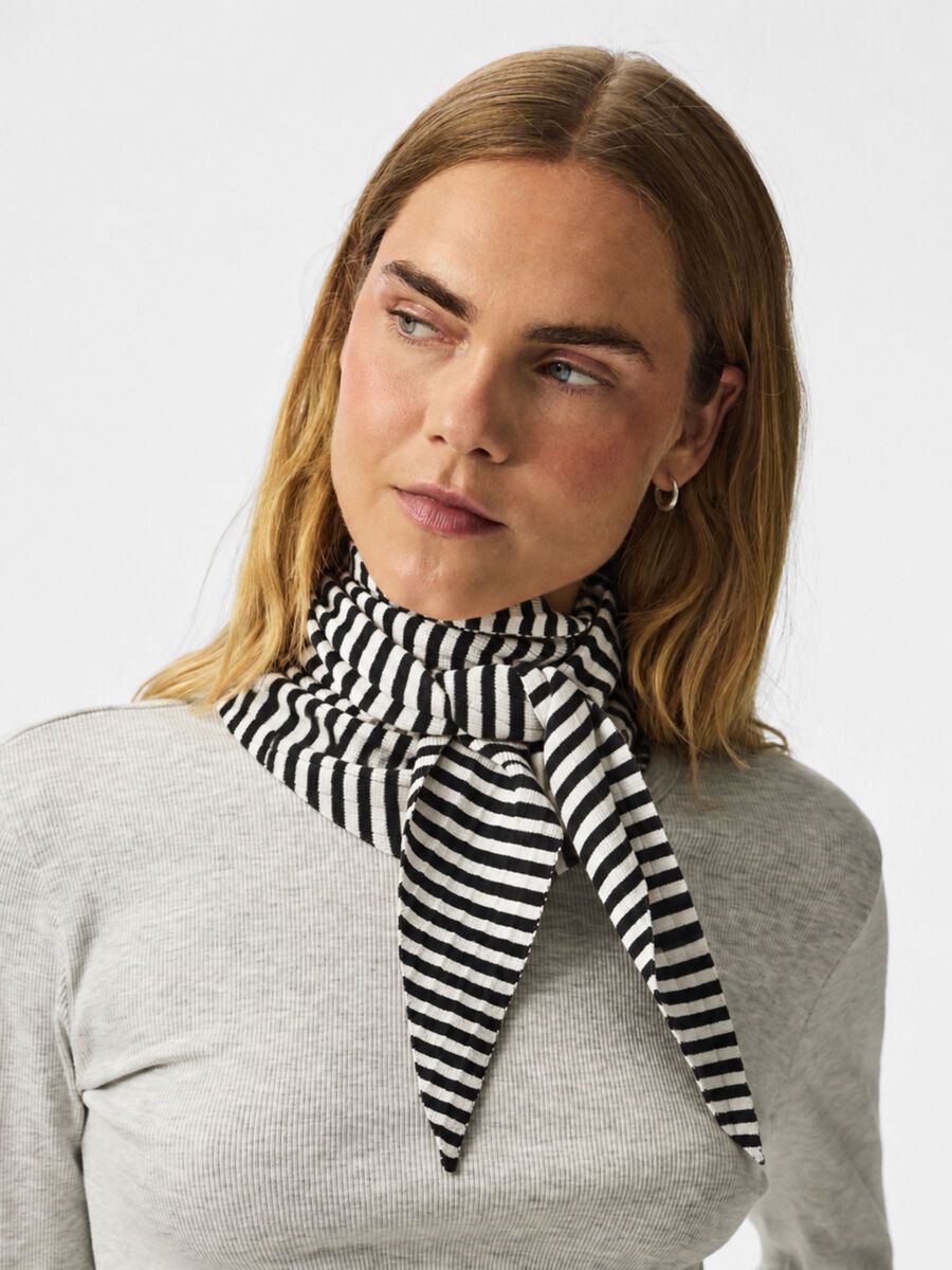 Product carousel image 2 PCALBERTE TRIANGLE  SCARF, Black