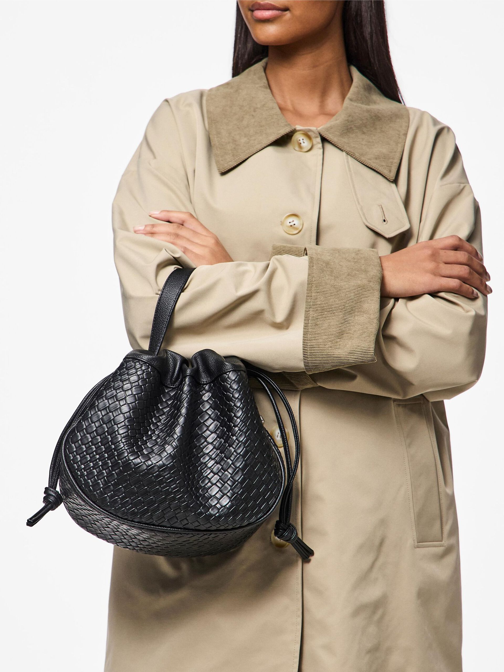 Carousel image - LARGE BRAIDED BALLOON BAG, Black | 5
