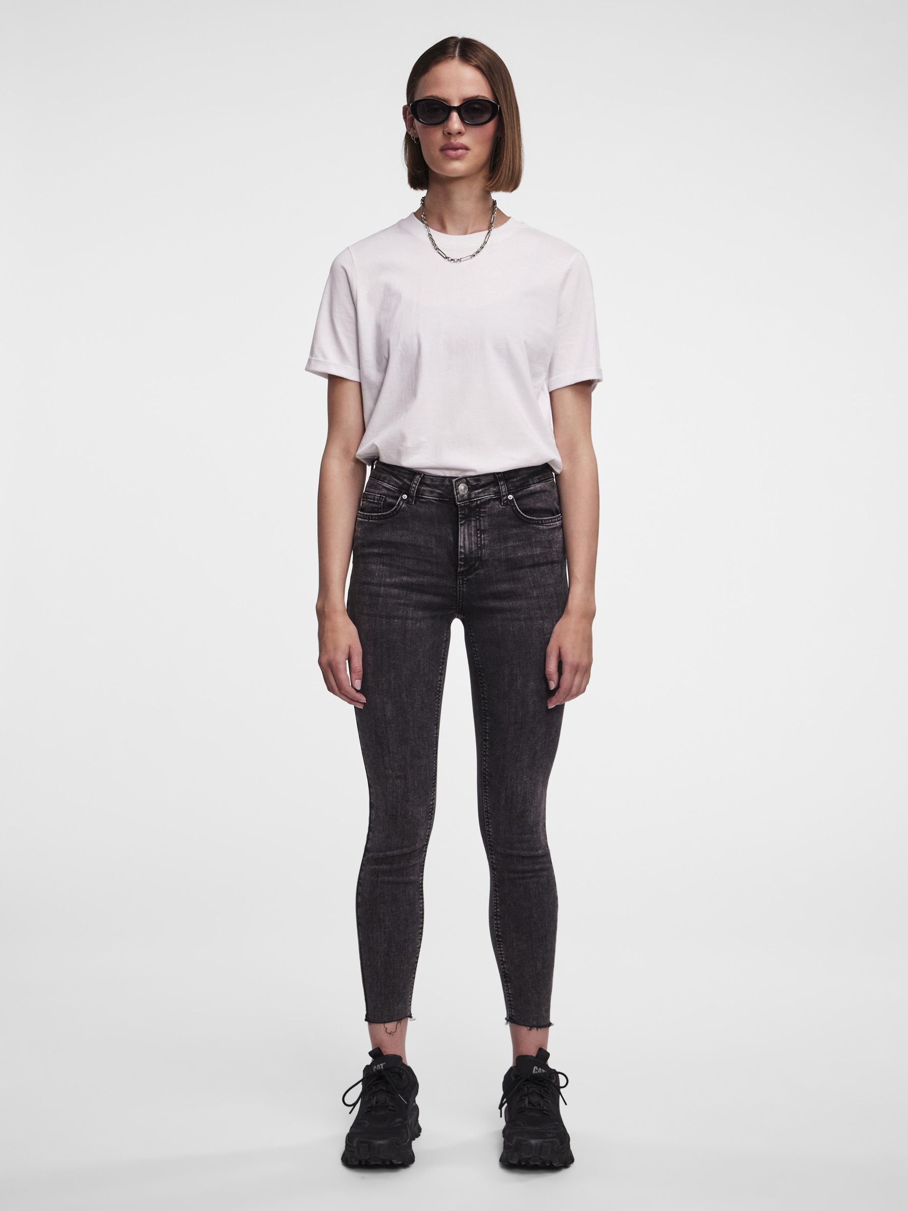 PCDELLY MW SKINNY FIT JEANS Grey PIECES Denmark
