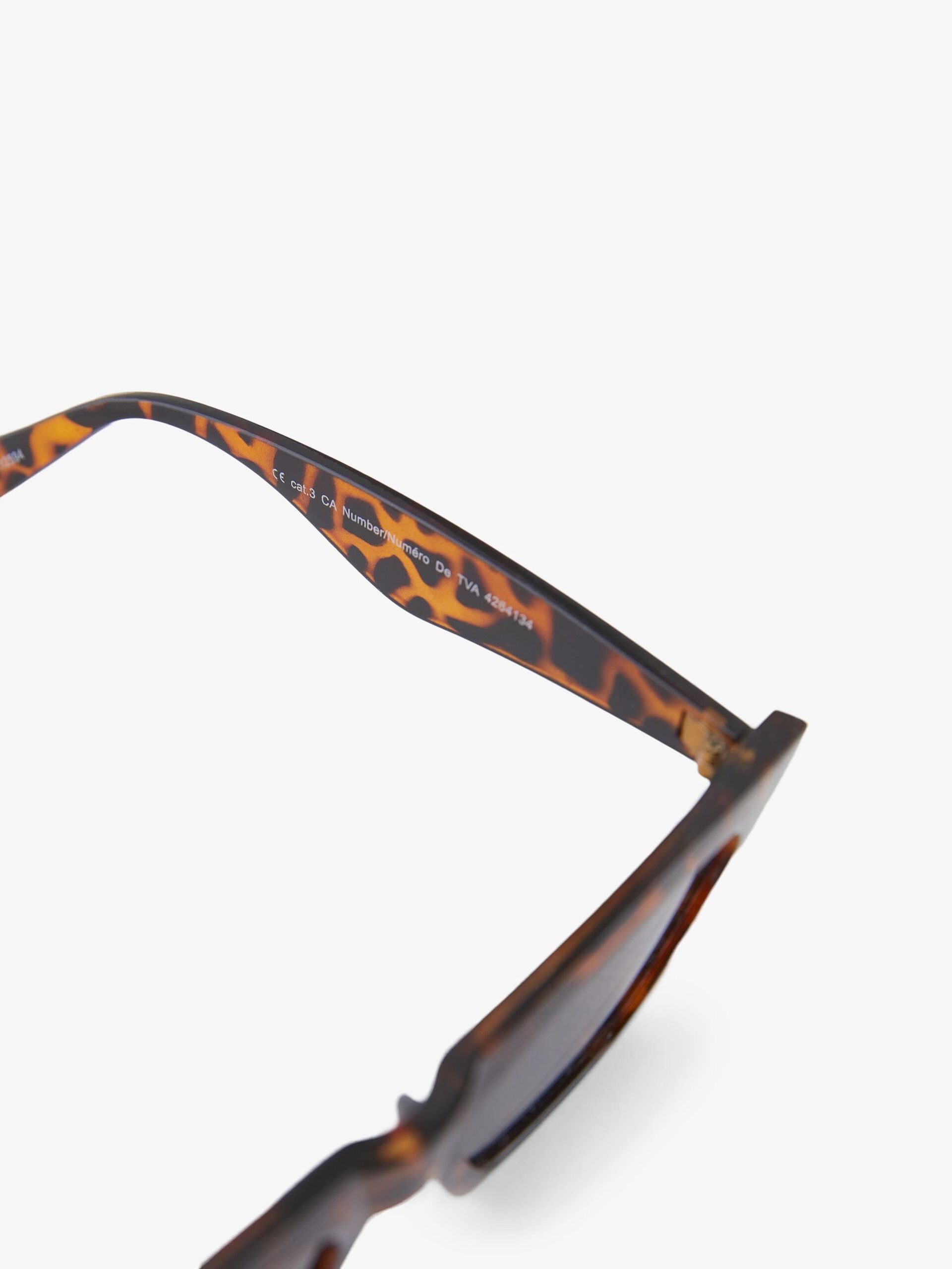 Carousel image - TRIANGLE SUNGLASSES, Chocolate Plum | 4