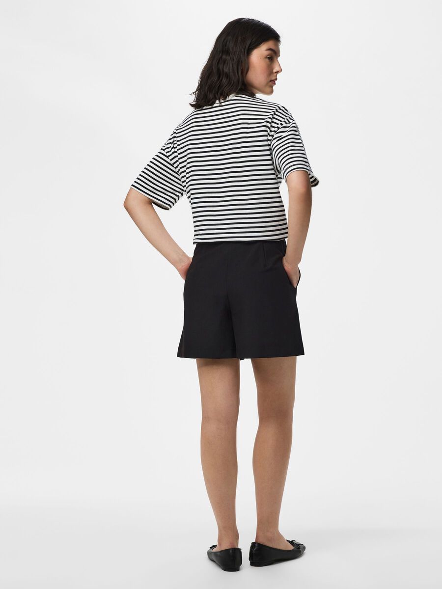 Product carousel image - PCBOSELLA HW PLEATED SHORTS, Black | 2