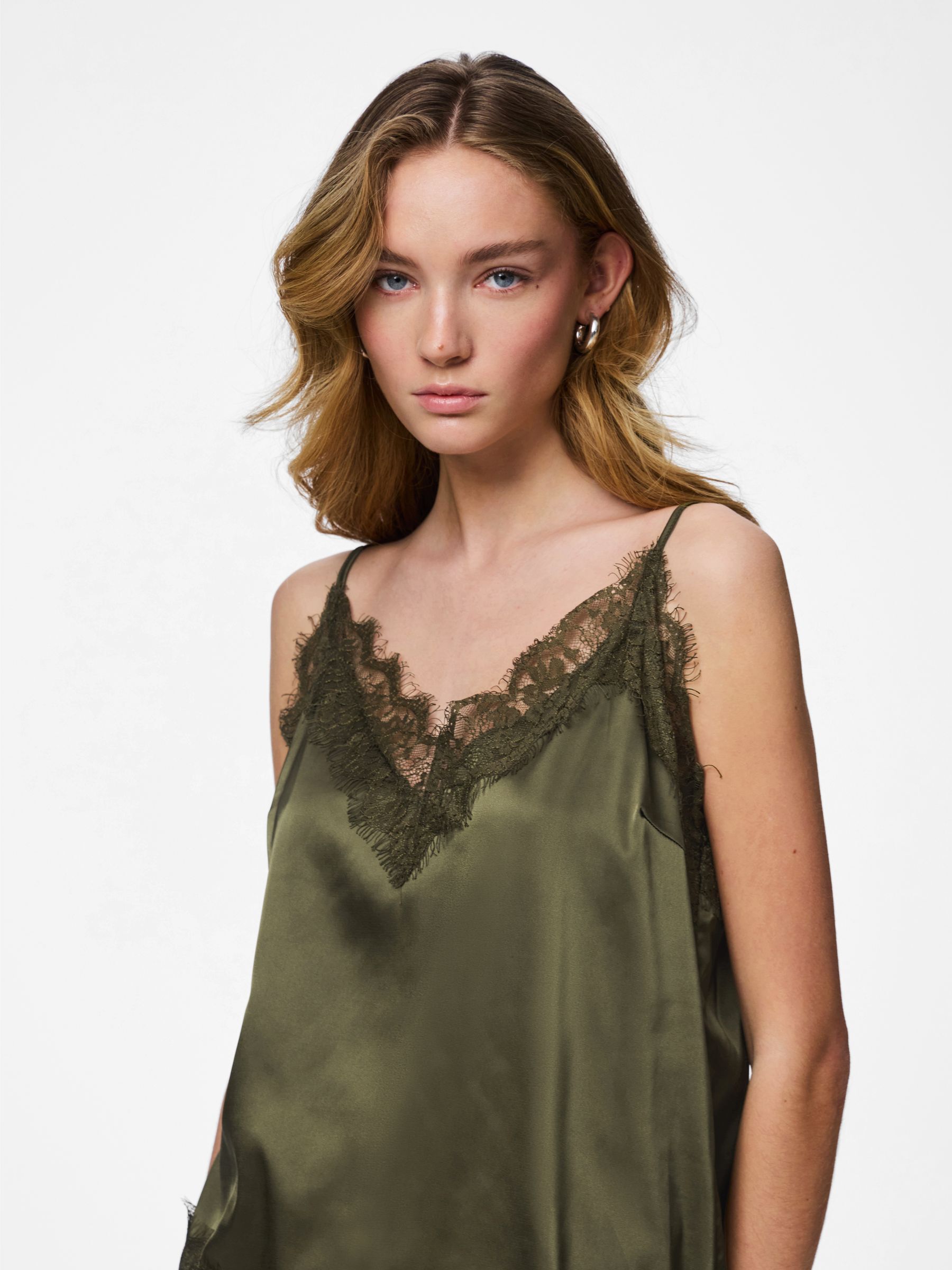 PCNOMI SATIN LACE STRAP TOP | Green | PIECES® Denmark PCNOMI SATIN LACE STRAP TOP | Green | PIECES® Denmark