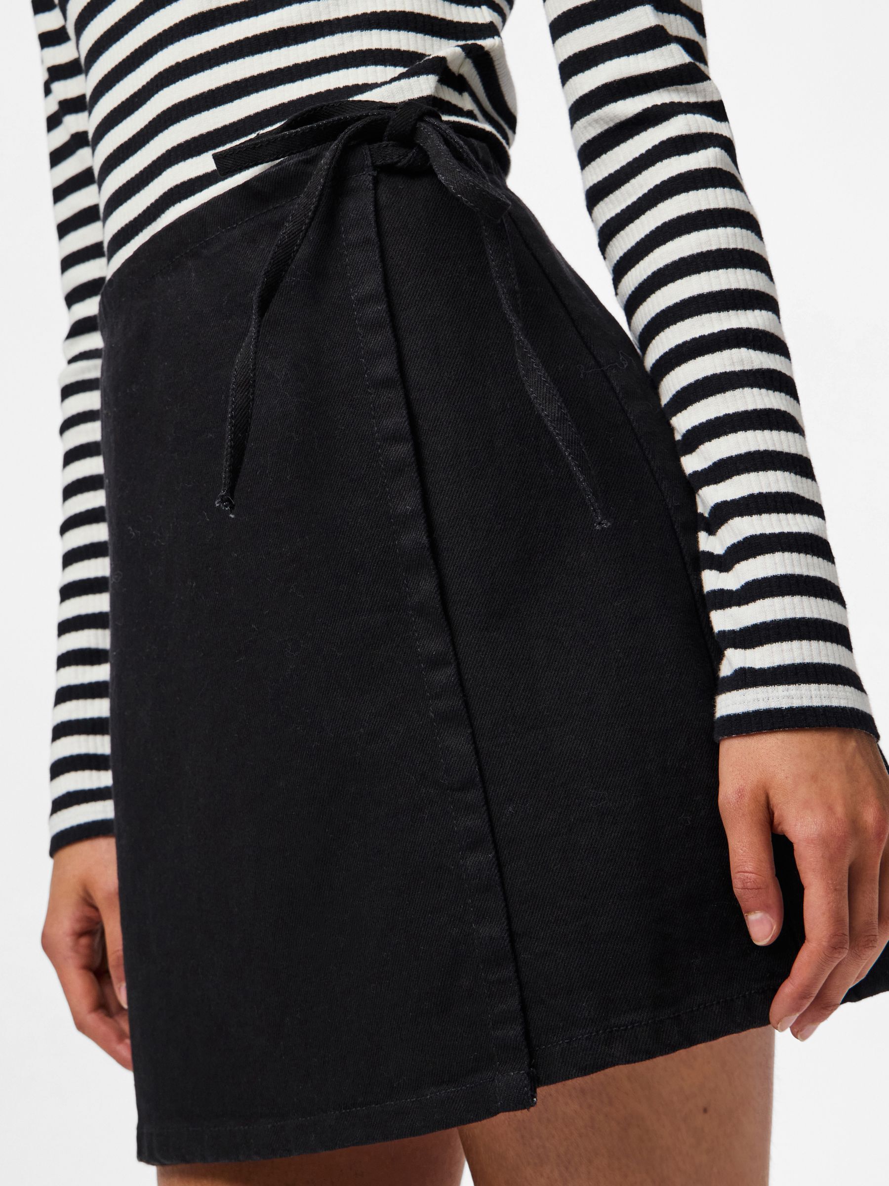 PCFLORA MW WRAP DENIM MINI SKIRT | Black | PIECES® UK