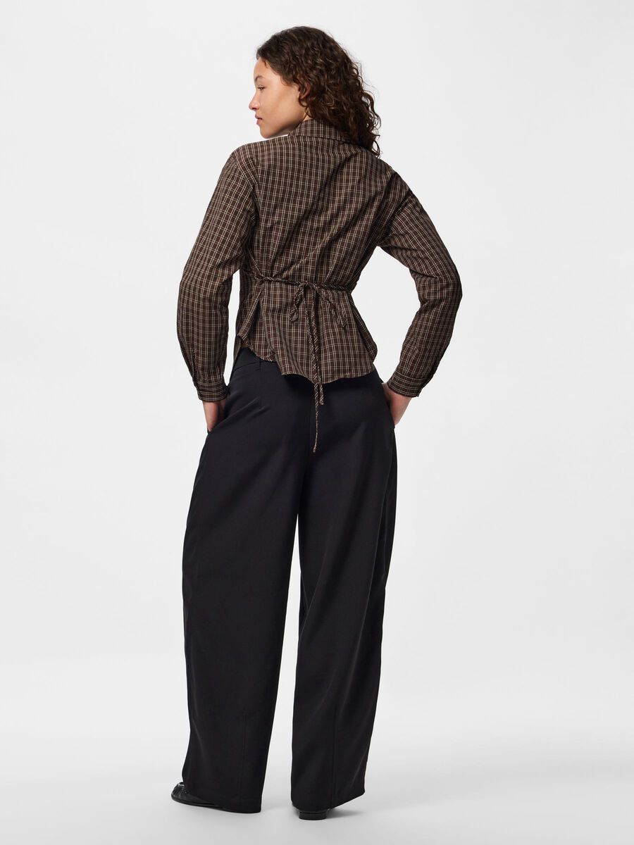 Product carousel image - PCMAYA KNYTEDETALJ RUTE SKJORTE, Hot Fudge | 2