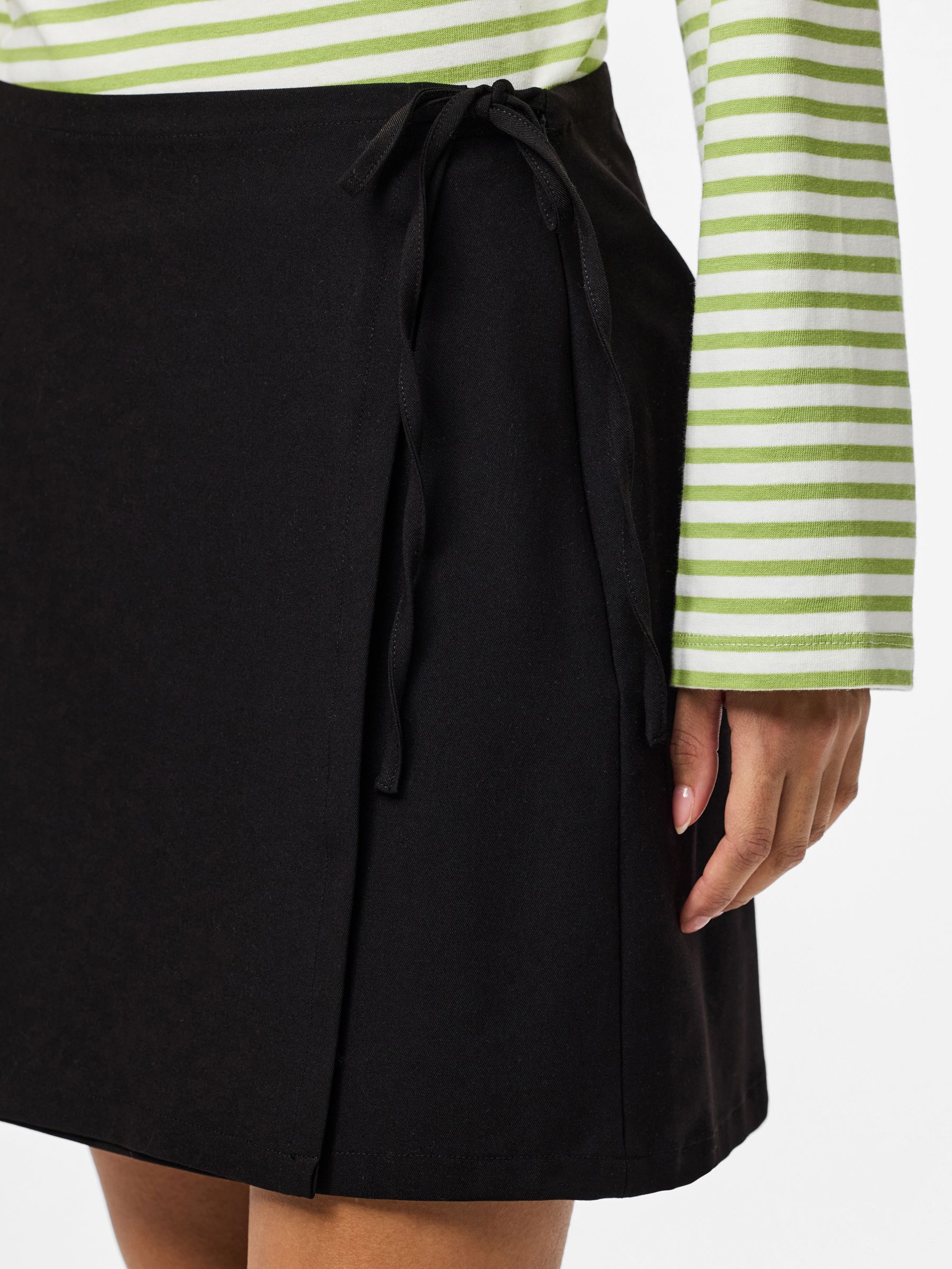 PCBOSELLA MW MINI WRAP SKIRT | Black | PIECES® Denmark