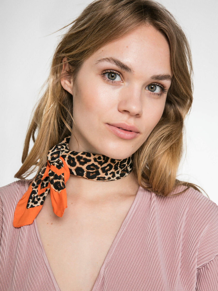 Pieces LEOPARD PRINTED SCARF, Golden Poppy, highres - 17089744_GoldenPoppy_008.jpg