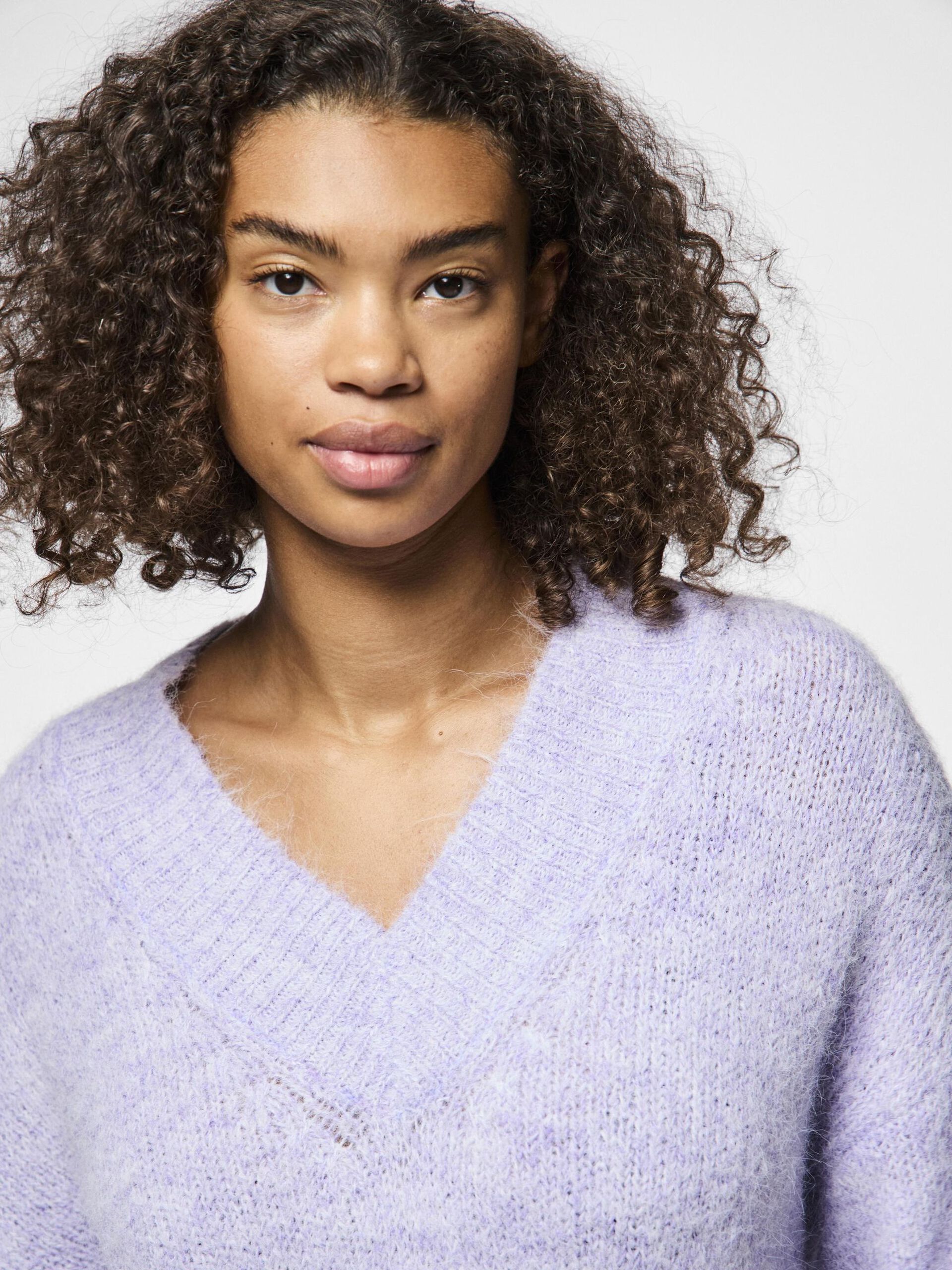 Carousel image - PCNADINA PULLOVER MIT V-AUSSCHNITT, Lavender | 4