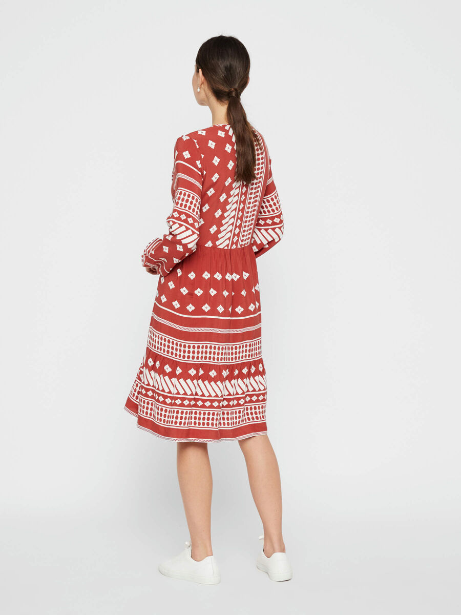 Pieces PRINTED VISCOSE SMOCK DRESS, Chili Oil, highres - 17106286_ChiliOil_784505_004.jpg