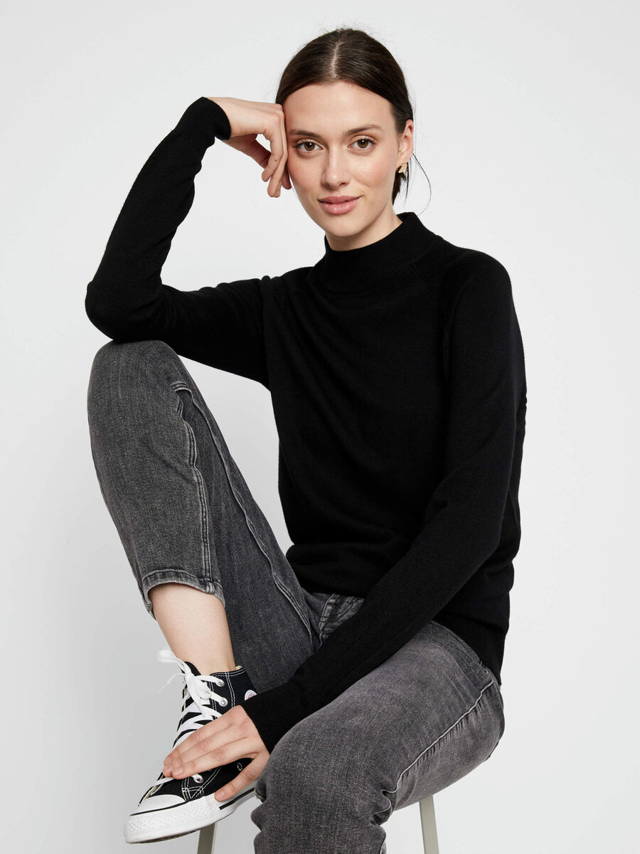 Carousel image - H&Oslash;J HALS STRIKKET TOP, Black | 5